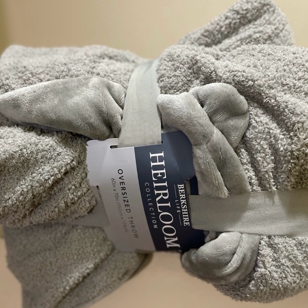 Berkshire Heirloom Collection Plush Gray Throw - Picture 2 of 5